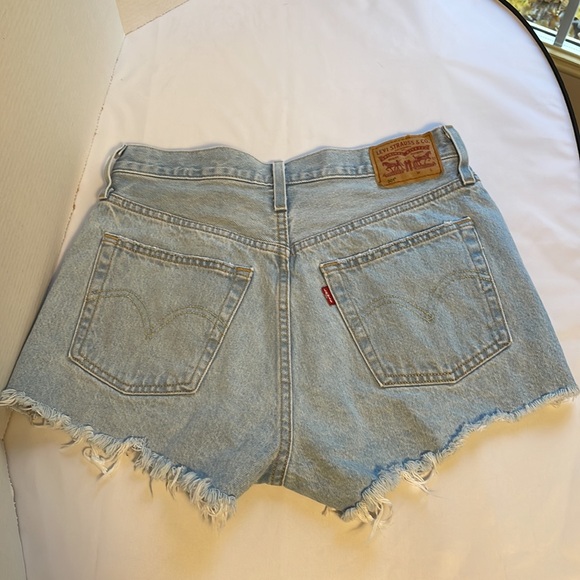 Levi 501 Shorts‎ distressed faded jean denim shorts. Size 28 high rise - Picture 6 of 10